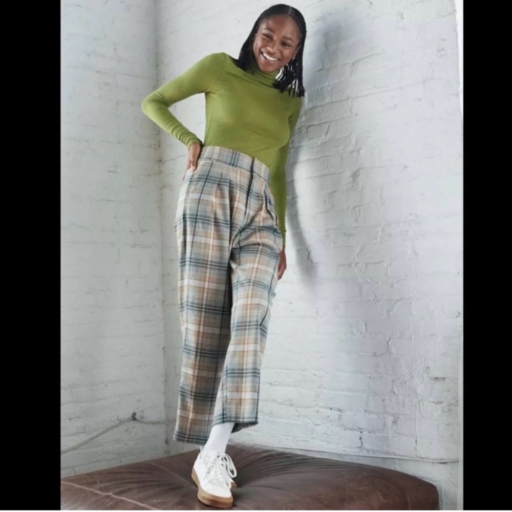 Urban Outfitters Plaid Cropped Pants (size small)